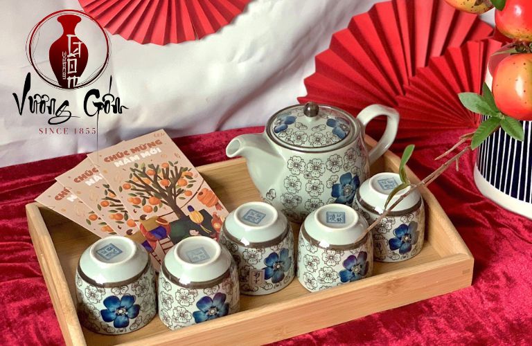 Bộ ấm chén pha trà hoa mai dùng tặng quà trong dịp Tết